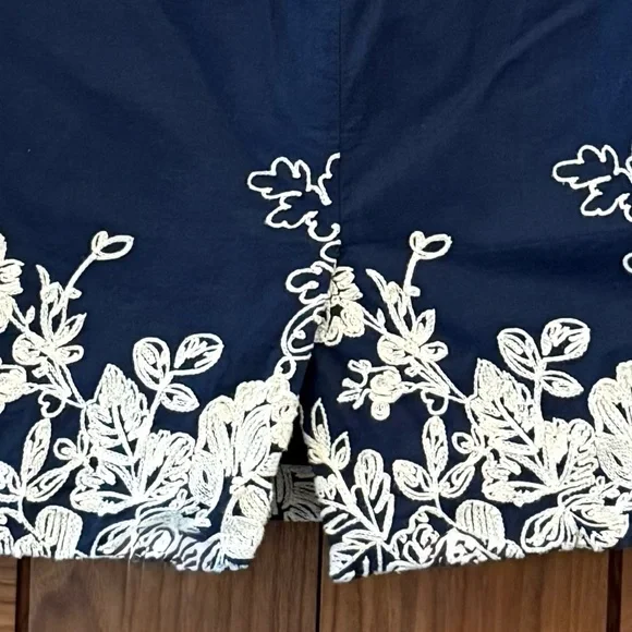 J Crew Navy "The Pencil Skirt" with Cream Floral Embroidery - Sz 2 - Picture 7 of 8